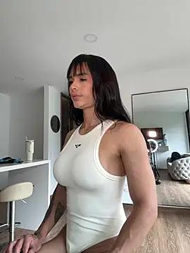 Discover our girls online shows and discover the company of countless livestreamers, with stunning shapes, sex toys and more.