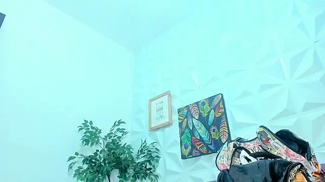 Discover our girls online shows and discover the company of countless livestreamers, with stunning shapes, sex toys and more.