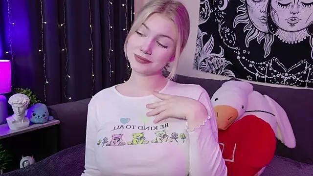 Discover our girls online shows and discover the company of countless livestreamers, with stunning shapes, sex toys and more.
