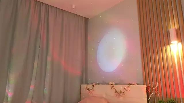 Discover our girls online shows and discover the company of countless livestreamers, with stunning shapes, sex toys and more.