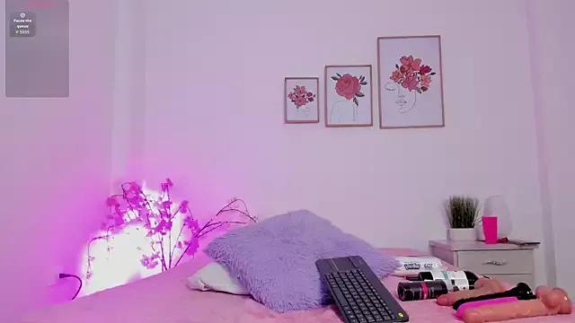 Discover our girls online shows and discover the company of countless livestreamers, with stunning shapes, sex toys and more.