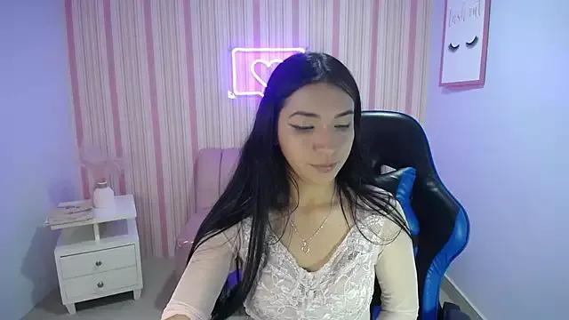 Discover our girls online shows and discover the company of countless livestreamers, with stunning shapes, sex toys and more.
