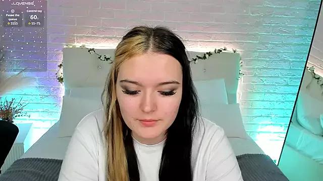 Discover our girls online shows and discover the company of countless livestreamers, with stunning shapes, sex toys and more.