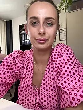 Hii_Lolla from StripChat
