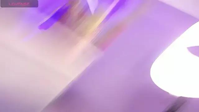 HiilaryFox from StripChat