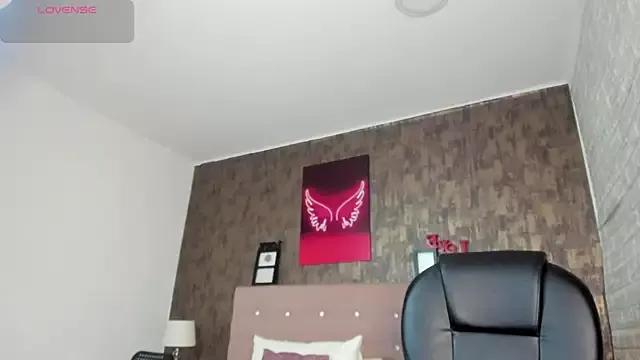 Hilarin__ webcams show profile image 