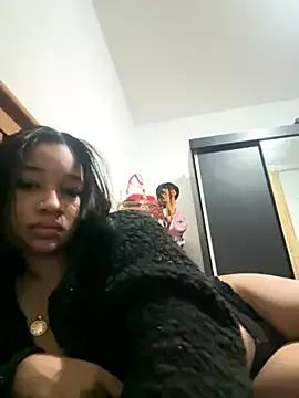 hillarymoreninha from StripChat