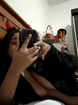 hillarymoreninha from StripChat is Freechat