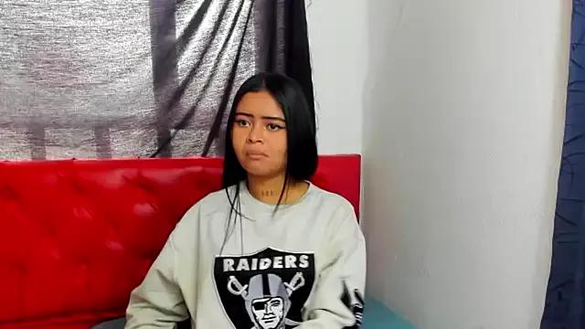 hillaryy19 from StripChat