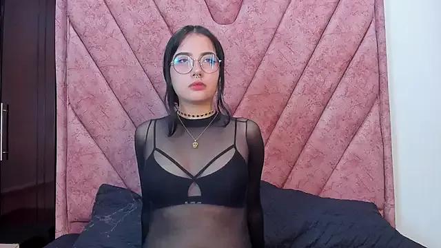Discover our girls online shows and discover the company of countless livestreamers, with stunning shapes, sex toys and more.