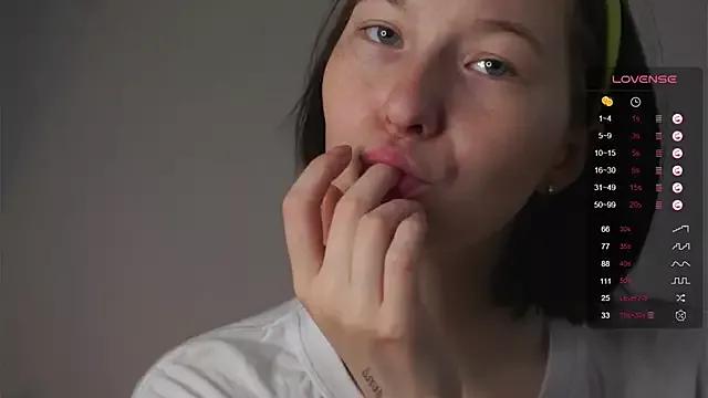 Discover our girls online shows and discover the company of countless livestreamers, with stunning shapes, sex toys and more.