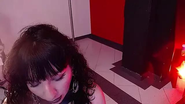 Discover our girls online shows and discover the company of countless livestreamers, with stunning shapes, sex toys and more.