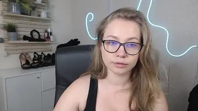 holly_xglam from StripChat