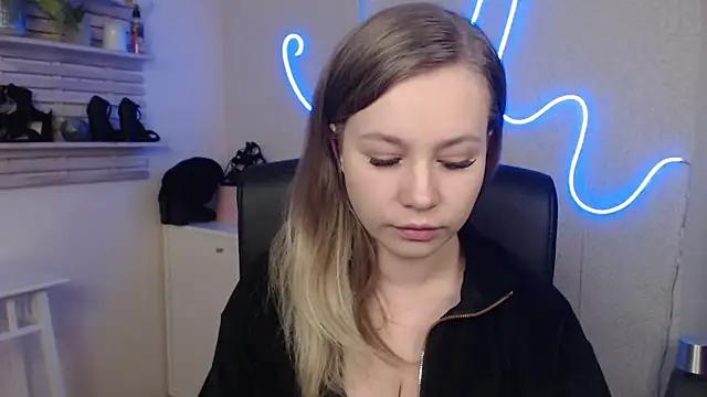 holly_xglam from StripChat