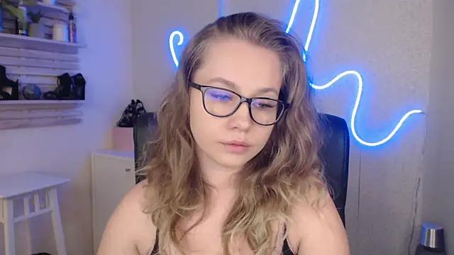 holly_xglam from StripChat