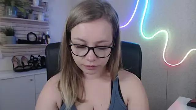 holly_xglam from StripChat