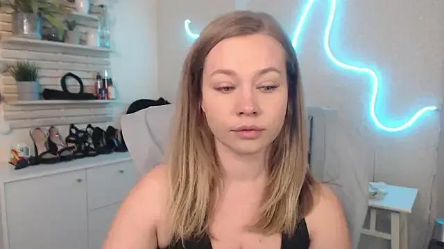 holly_xglam from StripChat