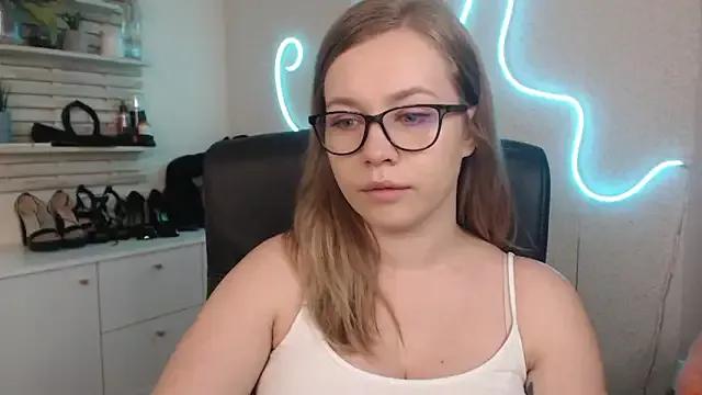 holly_xglam from StripChat