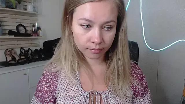 holly_xglam from StripChat