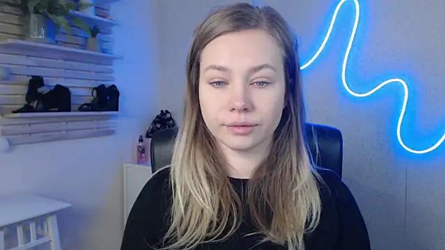 holly_xglam from StripChat