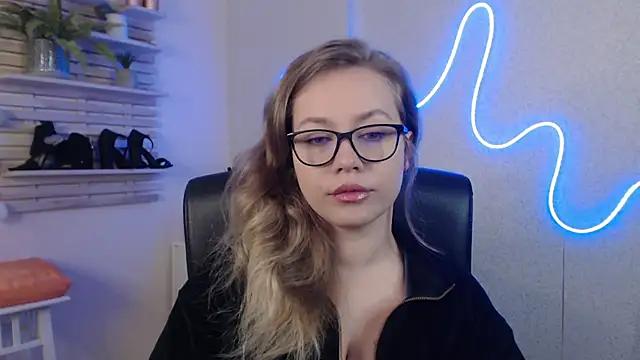 holly_xglam from StripChat