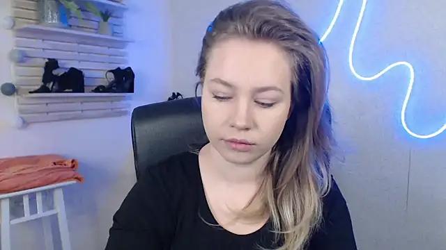 holly_xglam from StripChat