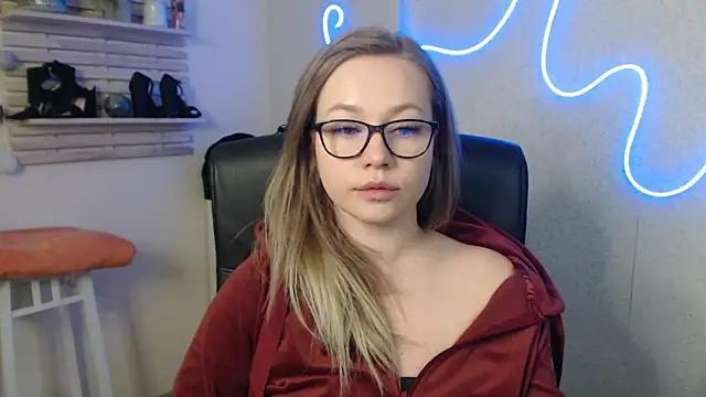 holly_xglam from StripChat