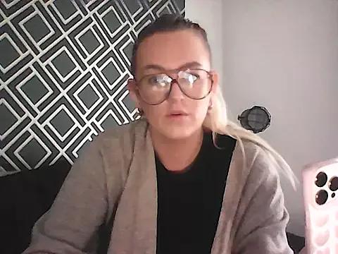 Discover our girls online shows and discover the company of countless livestreamers, with stunning shapes, sex toys and more.