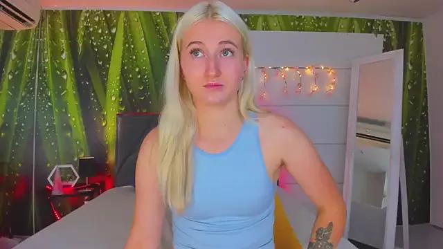 HollyTailors from StripChat