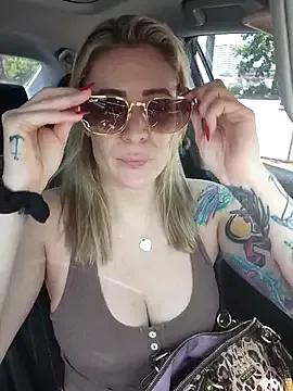 Discover our girls online shows and discover the company of countless livestreamers, with stunning shapes, sex toys and more.