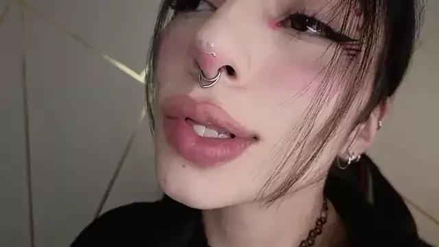 Discover our girls online shows and discover the company of countless livestreamers, with stunning shapes, sex toys and more.