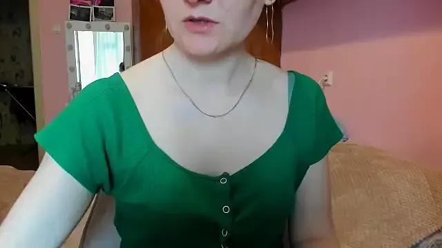 HolmesAriana from StripChat is Freechat