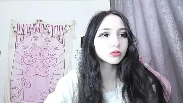 Discover our girls online shows and discover the company of countless livestreamers, with stunning shapes, sex toys and more.