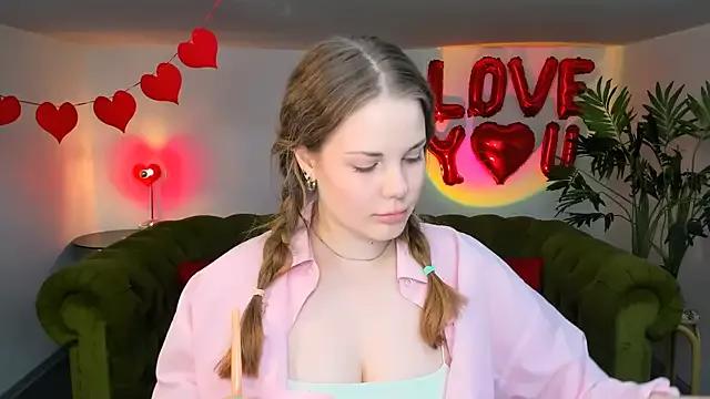 Discover our girls online shows and discover the company of countless livestreamers, with stunning shapes, sex toys and more.