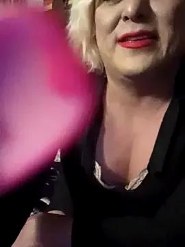 HoneyBdaQueen from StripChat is Freechat