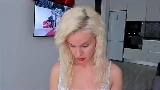 Discover our girls online shows and discover the company of countless livestreamers, with stunning shapes, sex toys and more.
