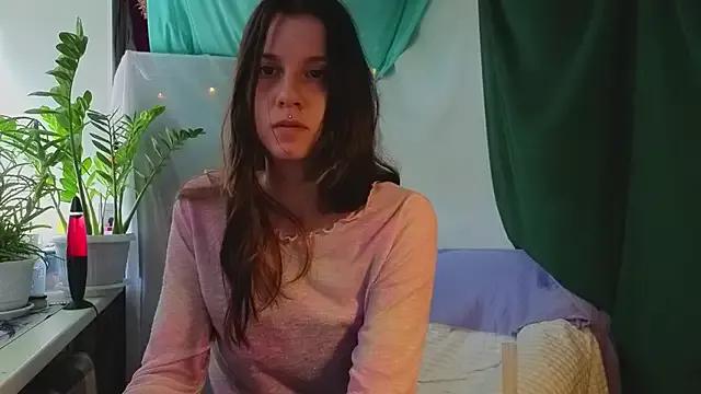 Discover our girls online shows and discover the company of countless livestreamers, with stunning shapes, sex toys and more.