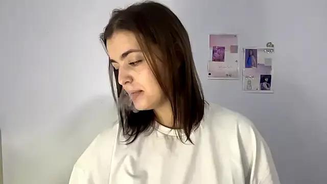 Discover our girls online shows and discover the company of countless livestreamers, with stunning shapes, sex toys and more.
