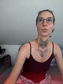 Discover our girls online shows and discover the company of countless livestreamers, with stunning shapes, sex toys and more.