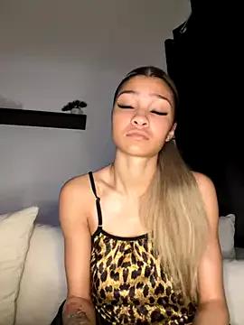 Discover our girls online shows and discover the company of countless livestreamers, with stunning shapes, sex toys and more.