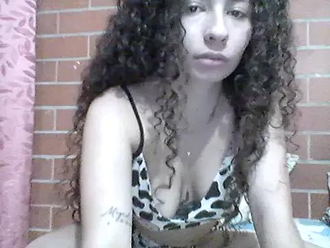 Discover our girls online shows and discover the company of countless livestreamers, with stunning shapes, sex toys and more.