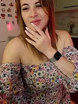 Discover our girls online shows and discover the company of countless livestreamers, with stunning shapes, sex toys and more.