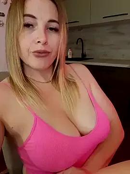 Discover our girls online shows and discover the company of countless livestreamers, with stunning shapes, sex toys and more.