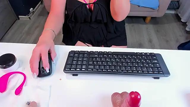 Discover our girls online shows and discover the company of countless livestreamers, with stunning shapes, sex toys and more.