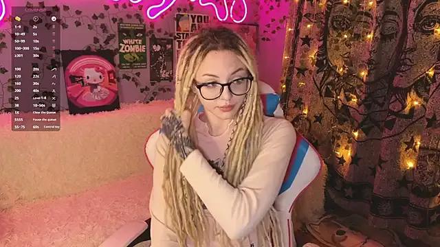 Discover our girls online shows and discover the company of countless livestreamers, with stunning shapes, sex toys and more.