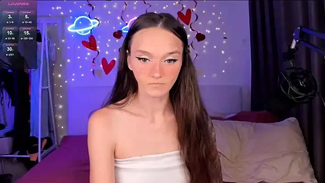 Discover our girls online shows and discover the company of countless livestreamers, with stunning shapes, sex toys and more.