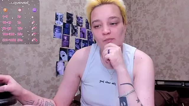 Discover our girls online shows and discover the company of countless livestreamers, with stunning shapes, sex toys and more.