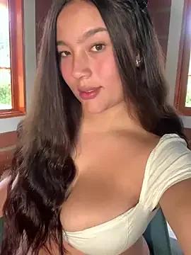 Discover our girls online shows and discover the company of countless livestreamers, with stunning shapes, sex toys and more.
