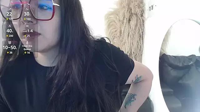 Discover our girls online shows and discover the company of countless livestreamers, with stunning shapes, sex toys and more.