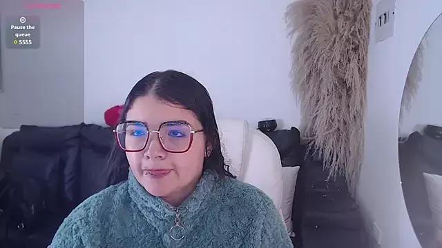 Discover our girls online shows and discover the company of countless livestreamers, with stunning shapes, sex toys and more.